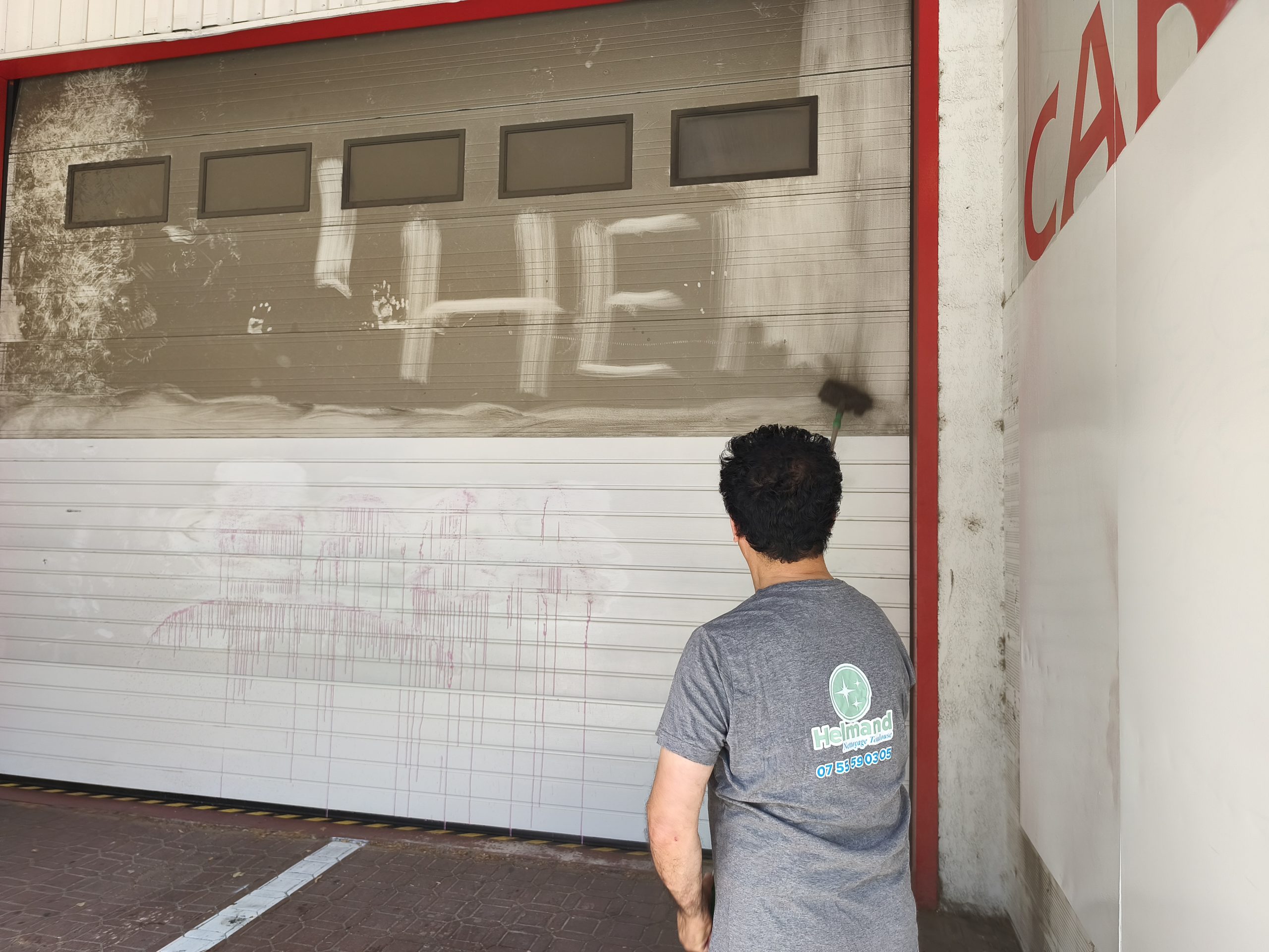 Nettoyage d’une porte sectionnelle Carglass aux États-Unis à Toulouse après dégradation.